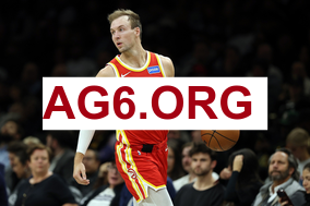 美记：浓眉左手受伤，在球员通道内痛苦地弯下了腰